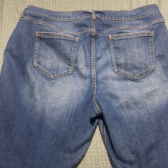 EUC Old Navy The Boyfriend jean size 16 regular distressing on front - Picture 5 of 10